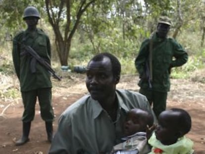 El fugitivo Joseph Kony, con sus hijos en 2008.