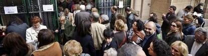 Decenas de personas se agolpan para votar en un colegio electoral del centro de Barcelona durante los comicios catalanes marcados por la alta participación, la más alta de las últimas ocho convocatorias autonómicas.