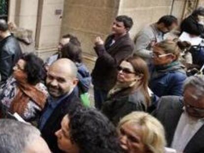 Decenas de personas se agolpan para votar en un colegio electoral del centro de Barcelona durante los comicios catalanes marcados por la alta participación, la más alta de las últimas ocho convocatorias autonómicas.