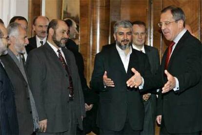 El ministro ruso de Exteriores, Sergey Lavrov (d), recibe a la delegación de Hamás, presidida por Khaled Mashaal.