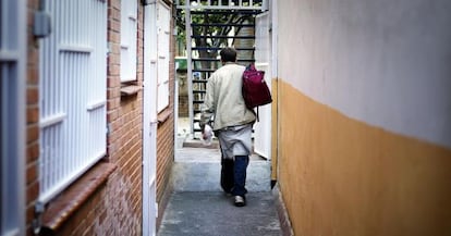 Un hombre sale de un comedor social hace unos meses en Barcelona