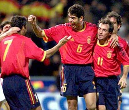 Hierro, Munitis y otros jugadores de la selección acuden a felicitar a Raúl tras el gol.