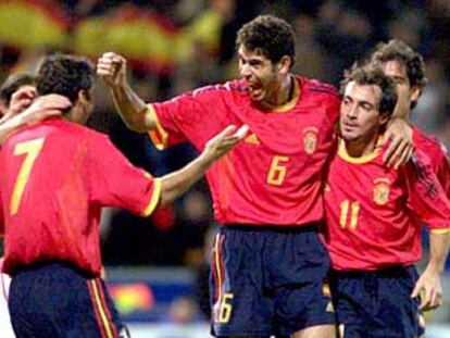 Hierro, Munitis y otros jugadores de la selección acuden a felicitar a Raúl tras el gol.