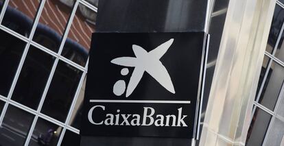 El logo de Caixabank tras la sustitución por el de Bankia en las inmediaciones de las torres Kio, en Madrid (España), a 27 de marzo de 2021.