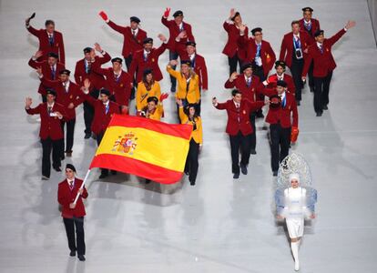 Javier Fernández, como abanderado del equipo español en la ceremonia de apertura de los Juegos de Sochi