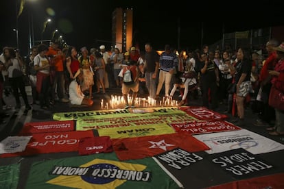 Manifestantes em Brasília contrários ao impeachment de Dilma protestam diante do Palácio do Planalto. O protesto foi pacífico. 