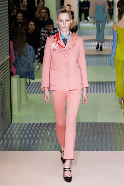 Prada subió a la pasarela en su propuesta pra esta temporada este traje rosa chicle.