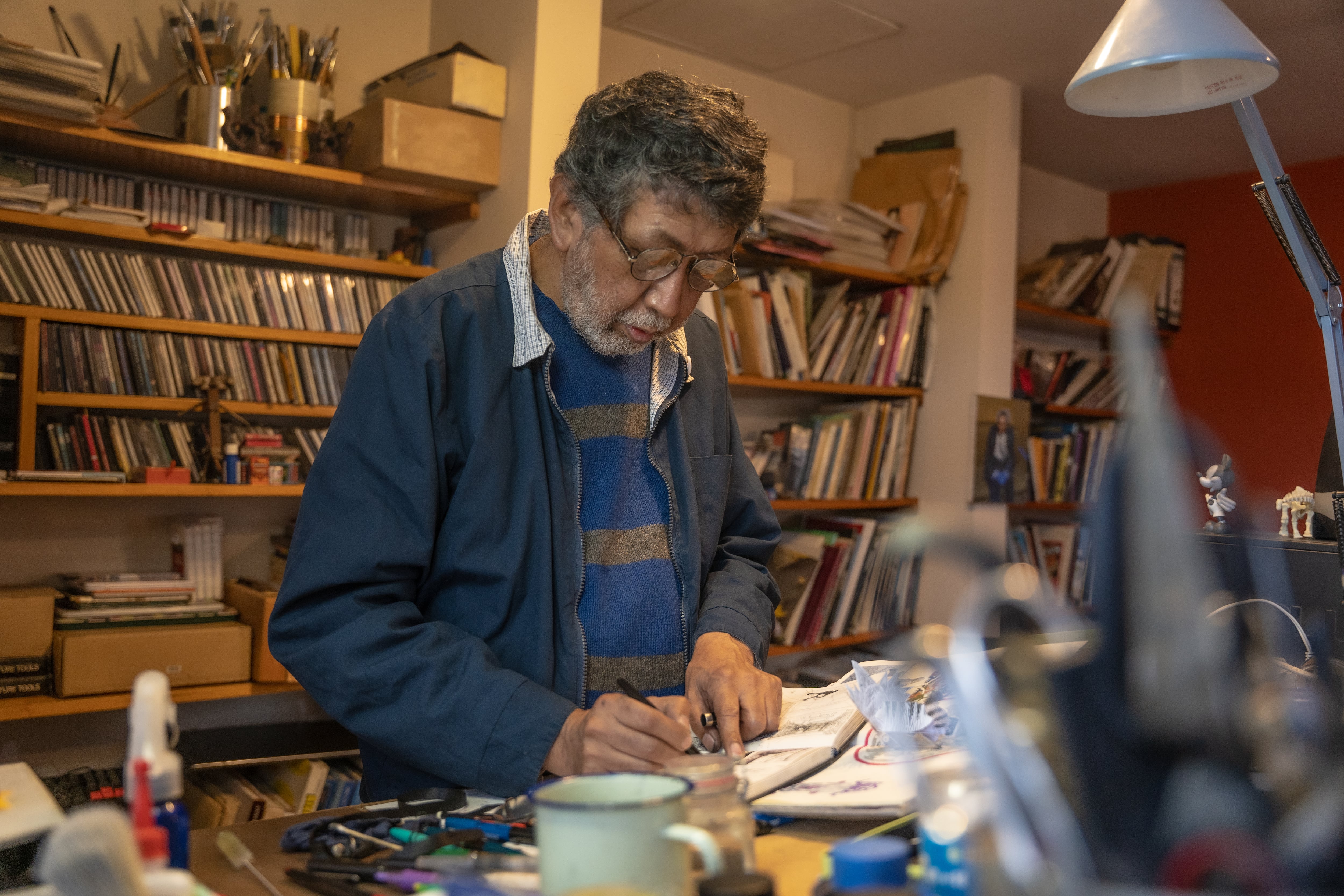 Alejandro Salazar en su estudio de La Paz, Bolivia.