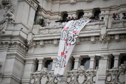 Varias personas sujetan una pancarta en Ayuntamiento de Madrid.