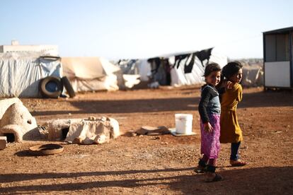El colapso de la economía ha dejado a millones de sirios vulnerables luchando por sobrevivir en el país devastado por la guerra, donde casi el 90% de la población vive por debajo del umbral de la pobreza. Tanto es así que siete de cada 10 personas necesitan asistencia cada mes en el noroeste de Siria, según la Oficina de Naciones Unidas para la Coordinación de Asuntos Humanitarios (OCHA).