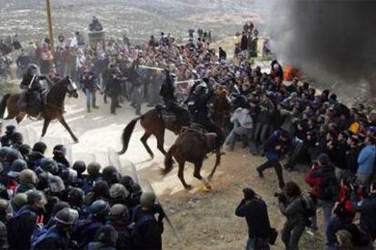 La policía montada israelí carga contra la barricada formada por los colonos judíos del asentamiento de Amona para impedir su evacuación.