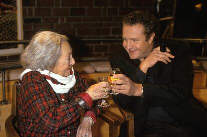 Marguerite Duras en el programa televisivo 'Le Cercle de Minuit', junto al presentador Michel Field, en octubre de 1993.