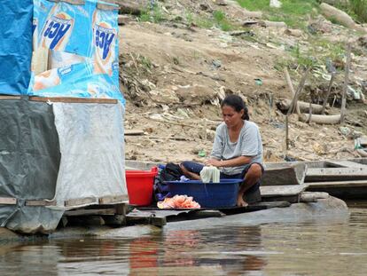 Una mujer lava ropa en &Iacute;quitos, Per&uacute;. 