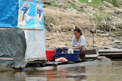 Una mujer lava ropa en &Iacute;quitos, Per&uacute;. 