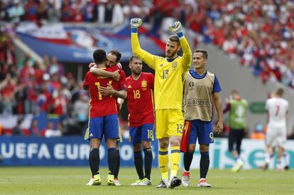 El portero de la selección española David de Gea celebra la victoria frente ala República Checa.