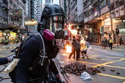 Hong Kong se vio sacudido este domingo por nuevos actos de violencia, después de que miles de manifestantes prodemocracia desafiaran la prohibición de protestar con la cara tapada, en unas marchas marcadas por los enfrentamientos con la policía y los actos vandálicos.