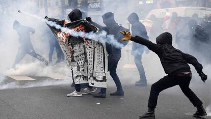 Encapuchados se enfrentan a la policía en París durante una marcha contra la "brutalidad policial".