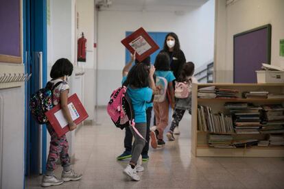 Nens de l'escola Eduard Marquina a l'hora de sortir.