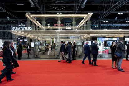 Esperanza pero también una buena dosis de incertidumbre sobrevuelan la 42ª edición de la Feria Internacional de Turismo de Madrid (FITUR), que abre este fin de semana sus puertas al gran público en Ifema (sábado 23 de enero, de 10 a 20 horas; domingo 24, de 10 a 18 horas; precio de la entrada: 12 euros), después de tres jornadas en las que los profesionales del sector han podido tomar el pulso a una industria turística que, por segundo año consecutivo, tiene que lidiar con las restricciones de la pandemia. En esta edición participan 107 países (con República Dominicana como país socio y algunas notables ausencias, como EE UU o Alemania), las 17 comunidades autónomas españolas y 6.933 empresas. <br><br> Todo aquel que asista a la feria tendrá que presentar el certificado de vacunación digital europeo o, en el caso de participantes procedentes de países extracomunitarios, el QR Spain Travel Health que se requiere en los controles fronterizos de España. En caso de no poder acreditar la condición de vacunado, se debe presentar una prueba PCR o de antígenos negativa realizada 24 horas antes del ingreso en las instalaciones. Ifema ofrecerá a los participantes que no cuenten con este examen médico la posibilidad de hacérselo en el mismo recinto. Dentro de los pabellones será obligatorio también el uso de mascarillas FFP2. En la imagen, el expositor de Paradores, que este 2022 celebra los 25 años de su programa de fidelización 'Amigos de Paradores'.