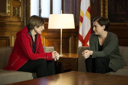 Carme Forcadell, presidenta del Parlament, durante la visita que ha realizado esta mañana a Ada Colau, alcaldesa de Barcelona.