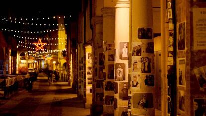 Residentes del barrio de Pratello, en Bologna (religión italiana de Emilia-Bolaña) pusieron sus retratos en las paredes y en las columnas de las calles para celebrar el 70 aniversario de la liberación del fascismo y el nazismo durante la Segunda Guerra Mundial en la Plaza Maggiore, el pasado 25 de abril de 2020.