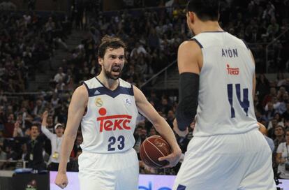 Llull celebra una acción junto a Ayón.