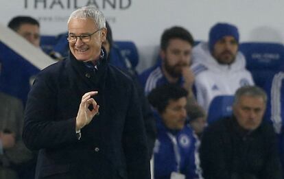 Claudio Ranieri, entrenador del Leicester, equipo revelación de esta Premier. (Fijense en el careto de Mou, a la derecha).