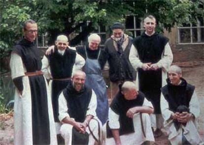 Cuatro de los siete monjes asesinados en Argelia. Christian de Cherge, de pie, a la izquierda; Luc Dochier, de pie, segundo por la derecha; Christophe Lebreton, sentado, a la izquierda, y Michael Fleury, sentado, a la derecha. La foto fue tomada en el monasterio de Tibéhirine.