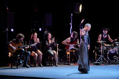 Manuel Liñán con su banda en un momento de ‘Pie de hierro’, en los Teatros del Canal de Madrid.