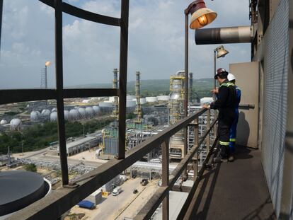 Operadores trabajan en la refinería de Cartagena, en una imagen de archivo.