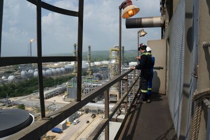 Operadores trabajan en la refinería de Cartagena, en una imagen de archivo.