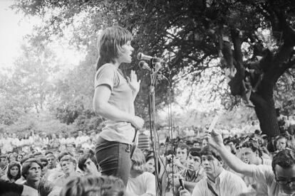 A finales de los años sesenta y principios de los setenta, lo vaqueros, como los que lleva la actriz Jane Fonda durante este mitin en la Universidad de Carolina del Sur, se convierten en la primera prenda "mixta". Constituyen un emblema del movimiento revolucionario en los campus, del rechazo a la guerra de Vietnam, de la lucha de los negros por sus derechos civiles y del resurgimiento del feminismo. Con el estilo hippy, los 'jeans' experimentan un difusión masiva entre ambos sexos. Como en 1920, pero al revés, la moda capilar acerca a ambos géneros y el armario masculino se feminiza.