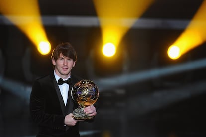 Messi recibe el premio FIFA Balón de Oro en la gala 2010 celebrada en el Palacio de Congresos de Zúrich (Suiza) en 2011. Este sería el primer año en que se entregaba el premio FIFA Balón de Oro, el cual fue el resultado de la unificación entre el Balón de Oro —entregado por la revista France Football— y el Jugador Mundial de la FIFA —entregado por la FIFA—.​