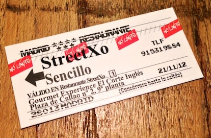 La tarjeta de StreetXO sobre la mesa de mi casa. / EL COMIDISTA