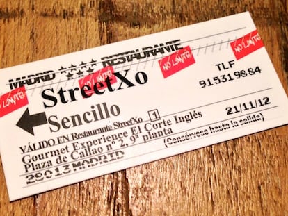 La tarjeta de StreetXO sobre la mesa de mi casa. / EL COMIDISTA