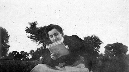 Maria Goyri de joven leyendo, 1897.