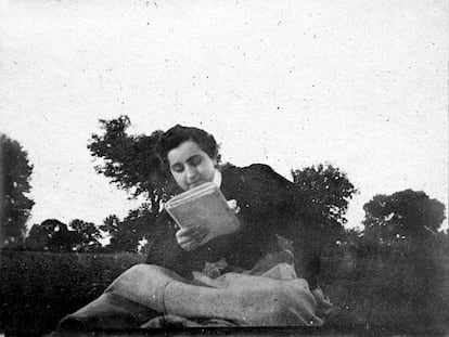 Maria Goyri de joven leyendo, 1897.