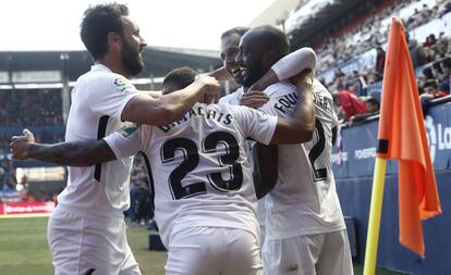Los jugadores del Granada celebran el gol de Dimitri Foulquier (D) en la victoria por 0-3 ante Osasuna