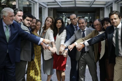 Los miembros de VOX, con Rocío Monasterio a la cabeza, posan a su llegada a la Asamblea.