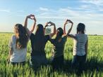 Cuatro adolescentes en el campo.