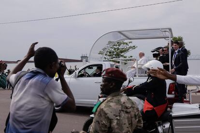 Un 'papamóvil' sale del aeropuerto de Kinsasa con Francisco a bordo. 