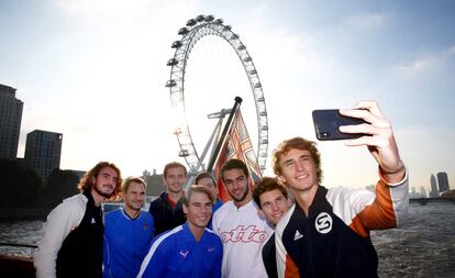 Tsitsipas, Federer, Medvedev, Nadal, Djokovic, Berrettini, Thiem y Zverev posan ante el London Eye.