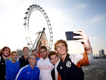 Tsitsipas, Federer, Medvedev, Nadal, Djokovic, Berrettini, Thiem y Zverev posan ante el London Eye.