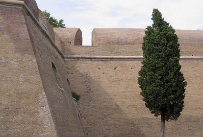 Rincón de la ancestral muralla Aureliana, en Roma.