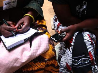 Campesinos tanzanos interact&uacute;an con el m&oacute;vil en un programa de radio agr&iacute;cola que les aporta datos sobre las cosechas.