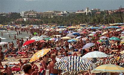 La playa del Salou, frente al paseo Marítimo, presentaba ayer un lleno absoluto.