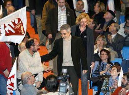 Gaspar Llamazares, a su llegada al mitin de Izquierda Unida en un polideportivo de Zaragoza.
