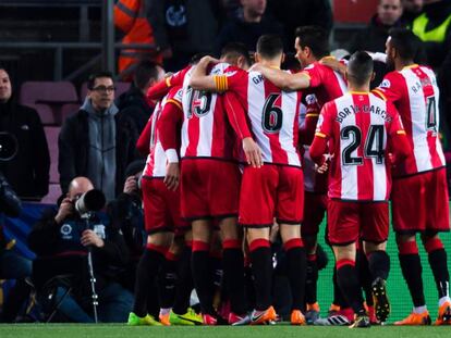 Los jugadores del Girona felicitan a Portu por su gol.