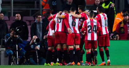 Los jugadores del Girona felicitan a Portu por su gol.