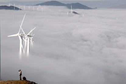 Las energías renovables pasan por "momentos muy difíciles", según la AIE.